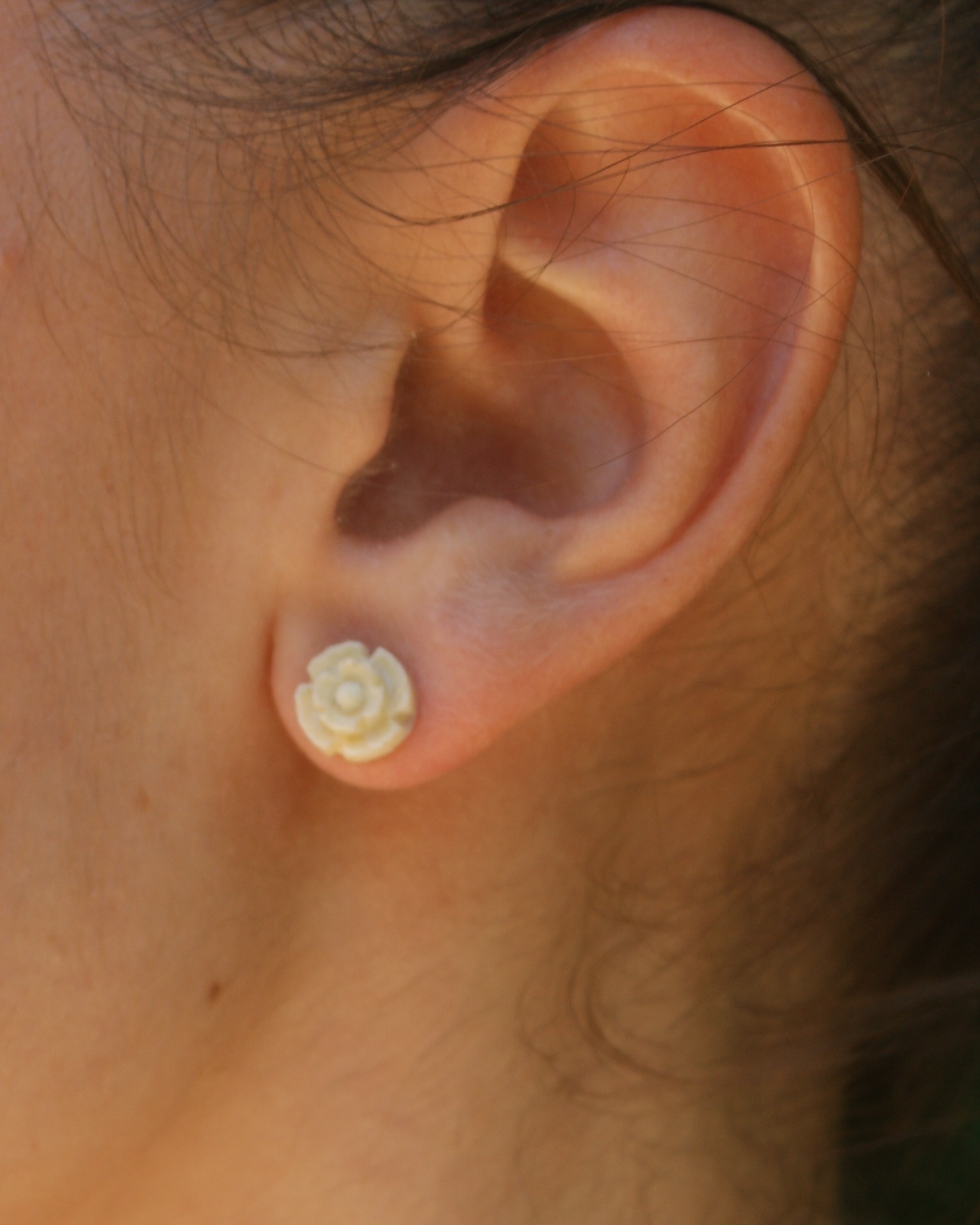 Mini vintage ivory-toned rose earrings – 1990s (alternate view)