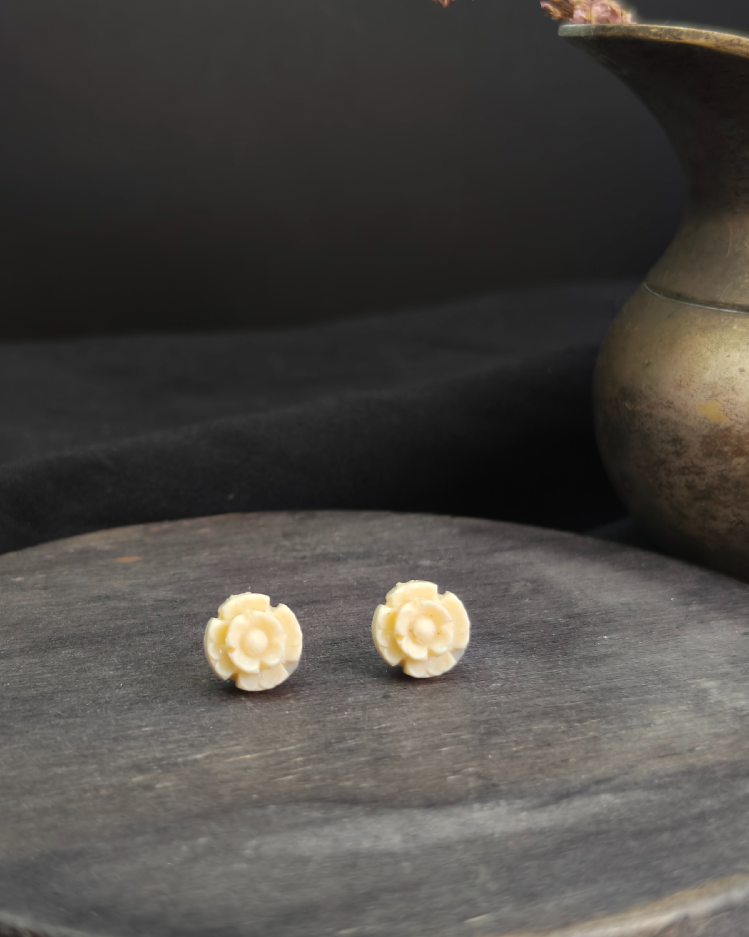 Mini vintage ivory-toned rose earrings – 1990s
