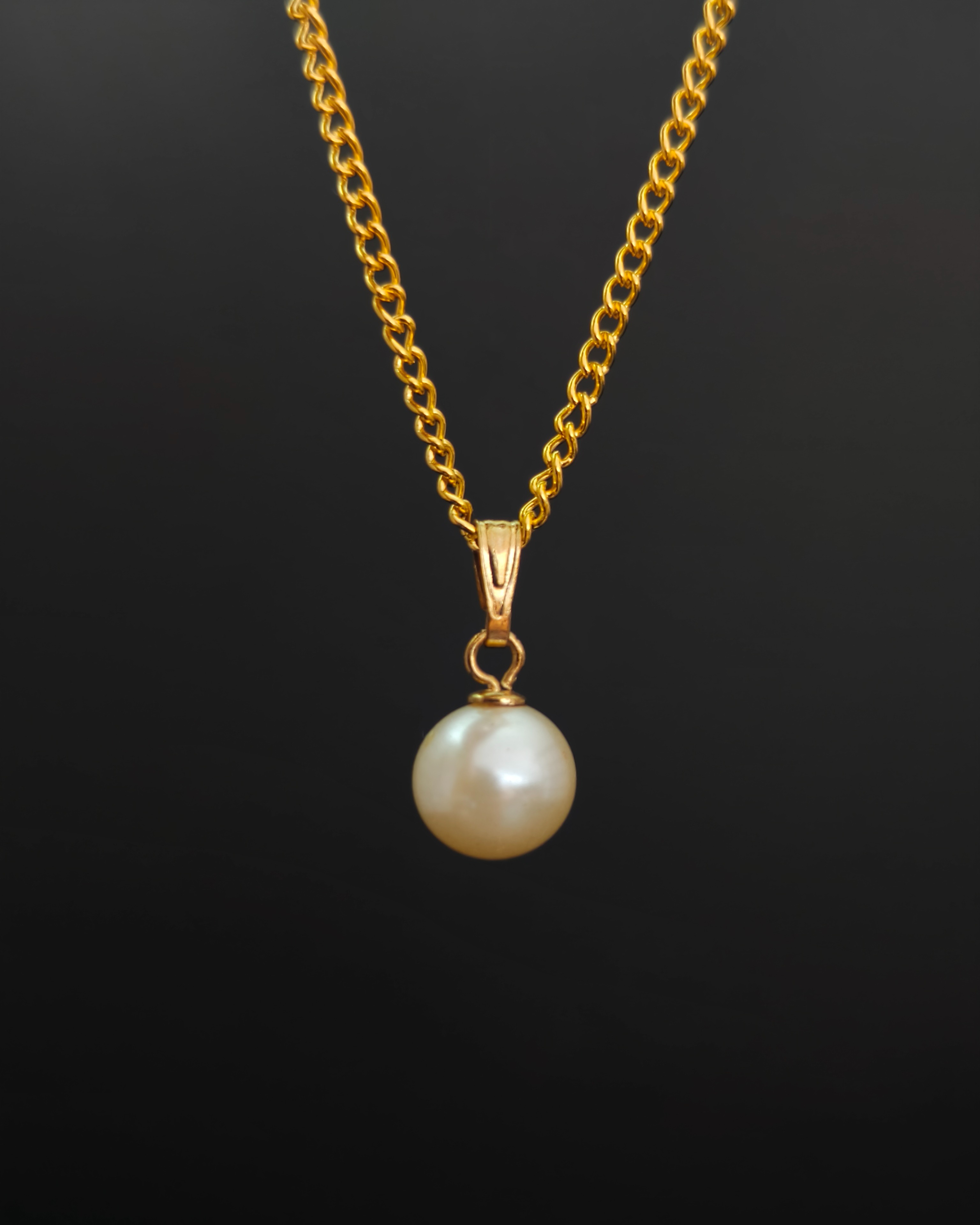 Gold chain necklace with a pearlescent faux pearl pendant – 1980s