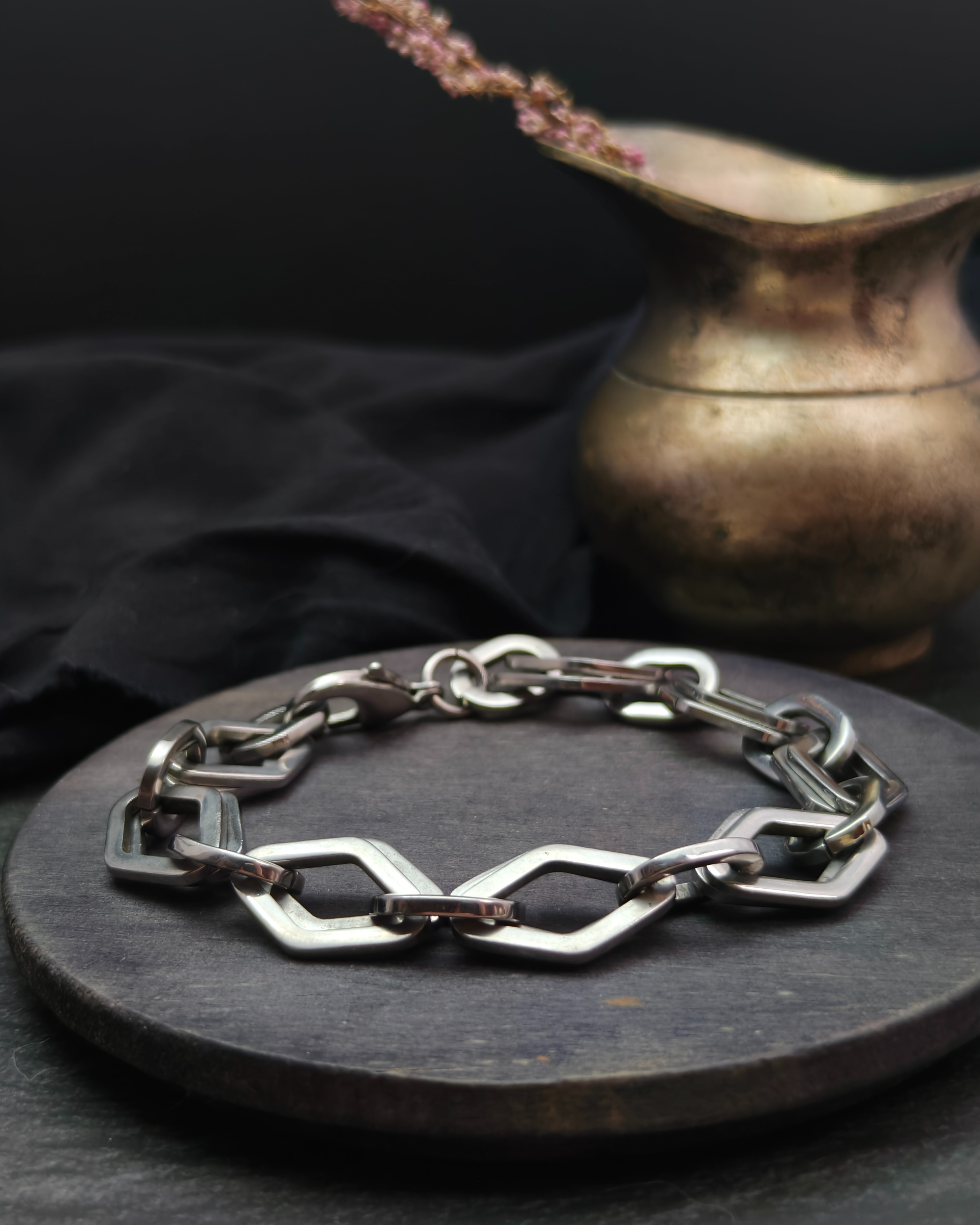 Bracelet with rhomboid links in stainless steel