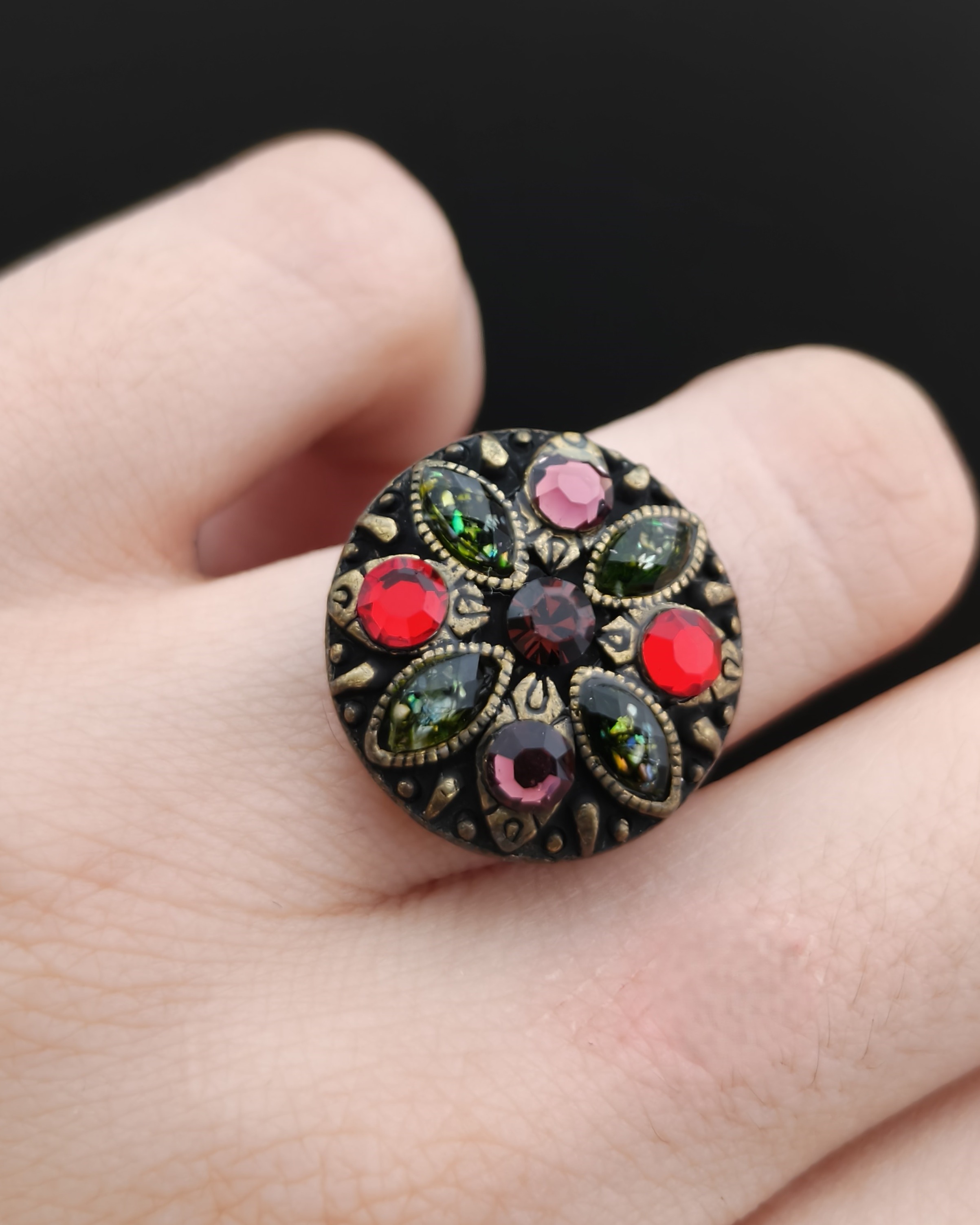 Ring with a colorful rhinestone flower