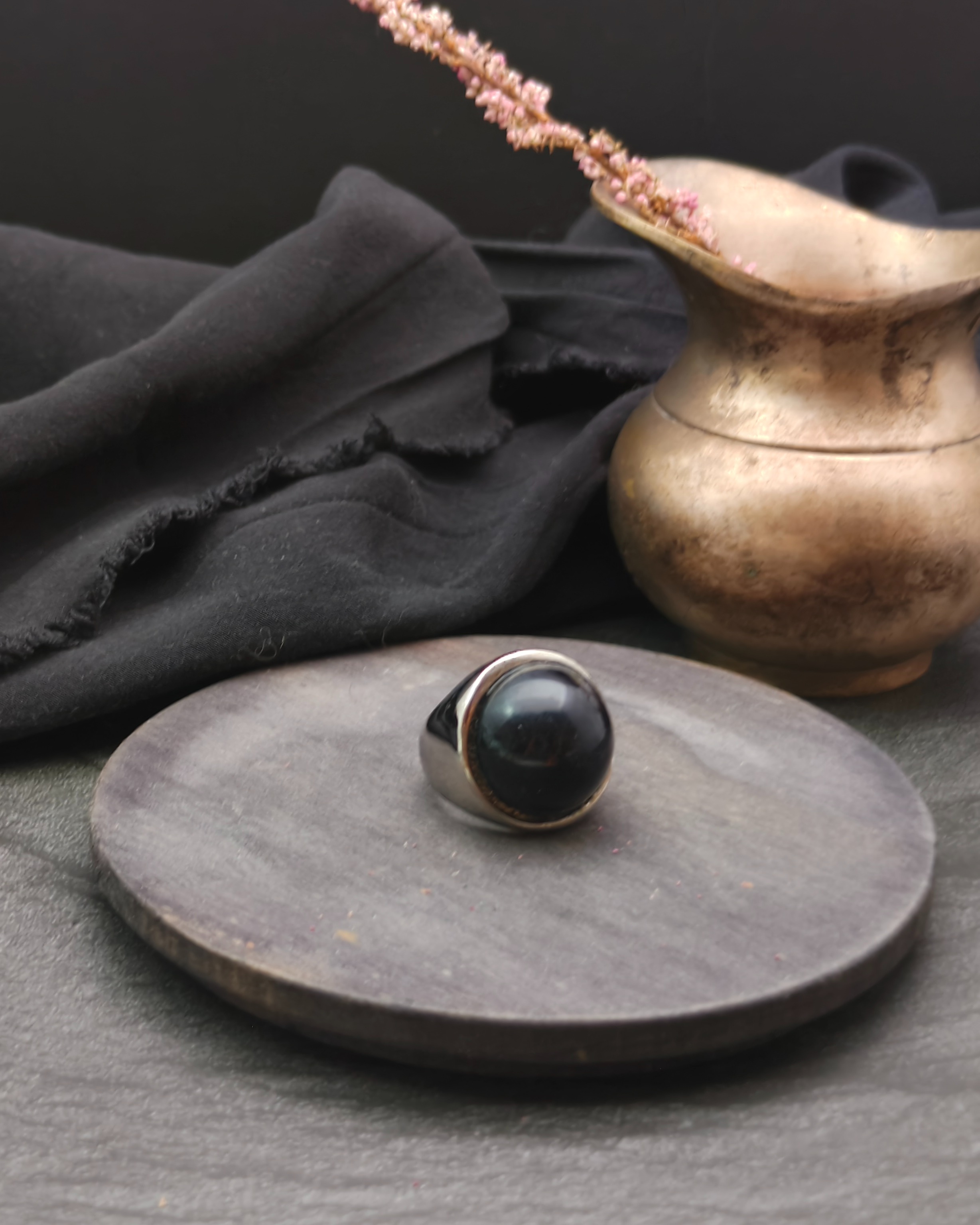 Ring with black cabochon