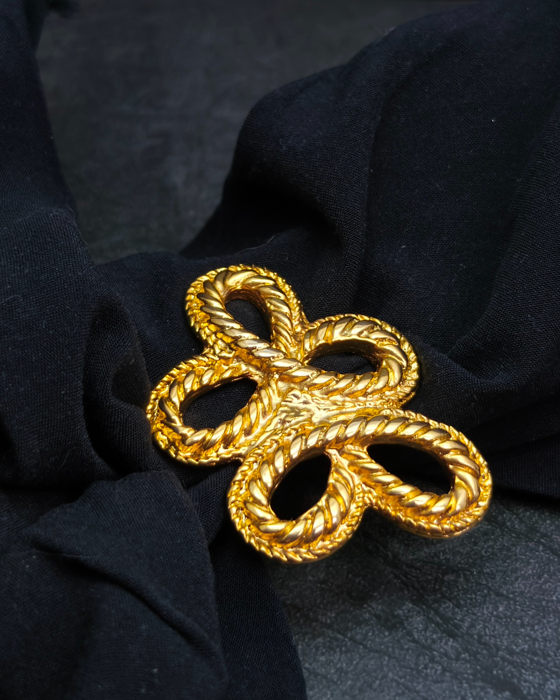 Gold tone Scarf clip of a twisted rope loop bow (c.1980)