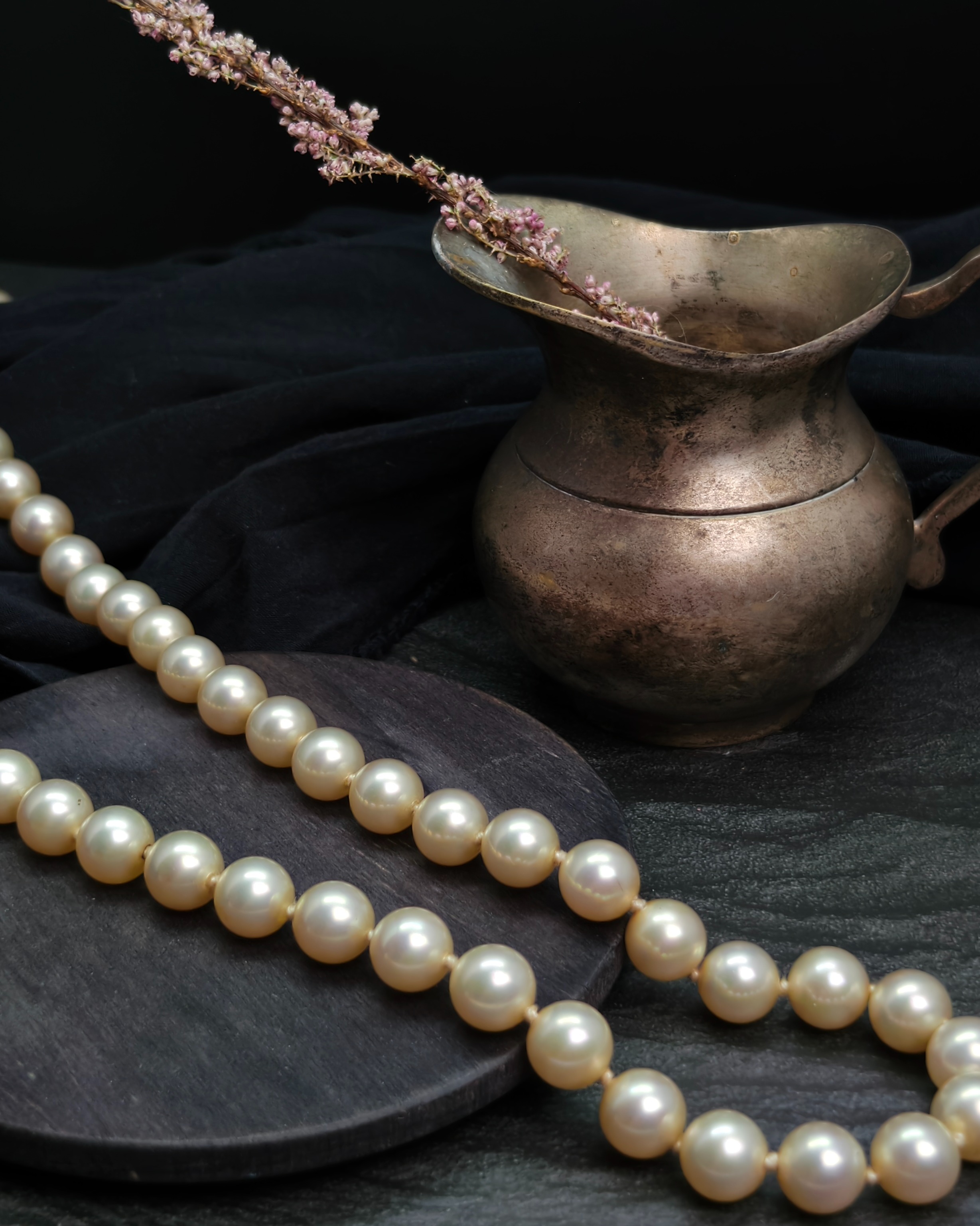 Matineé styled pearl necklace