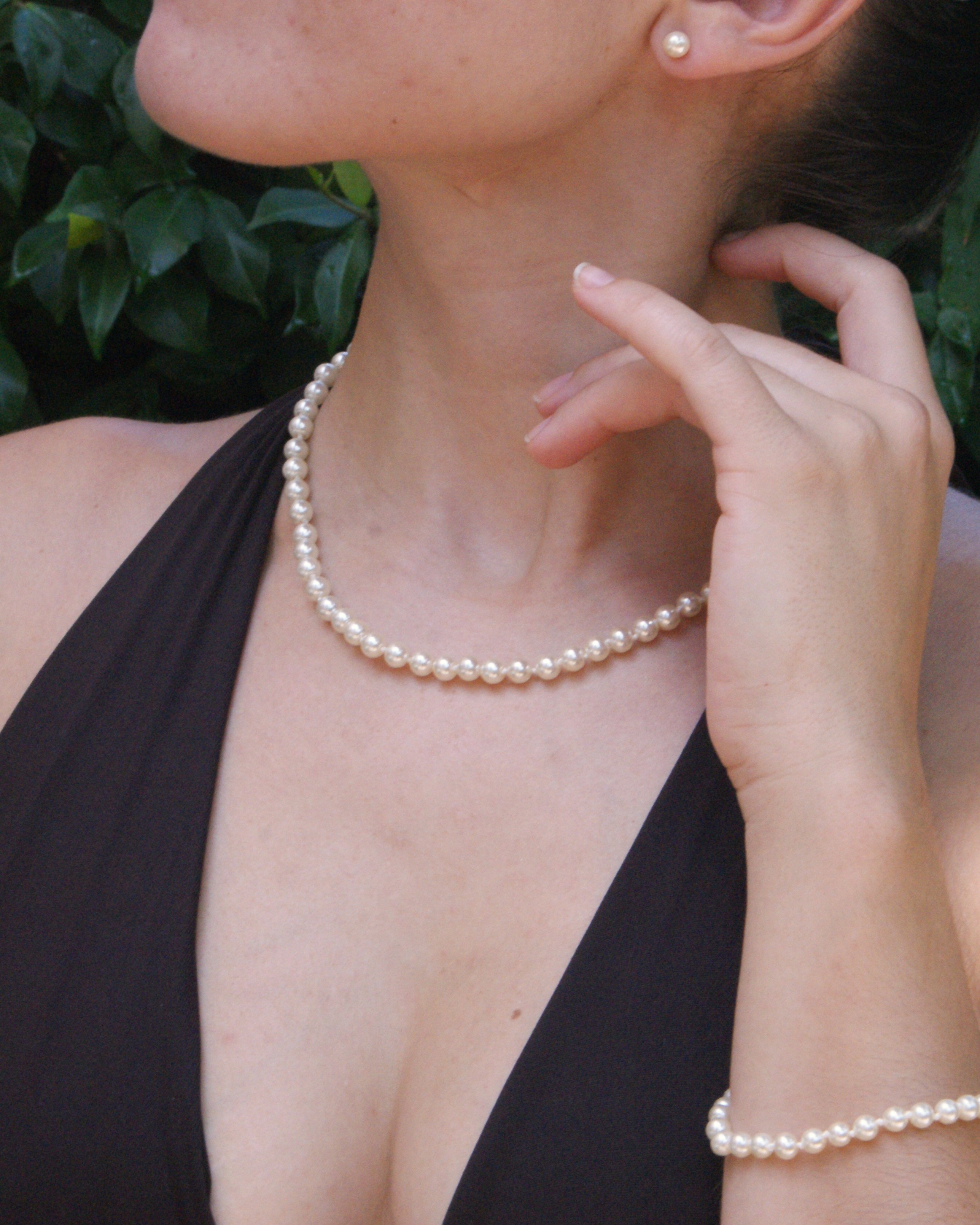 Vintage set with necklace, bracelet and earrings made of artificial pearls (alternate view)