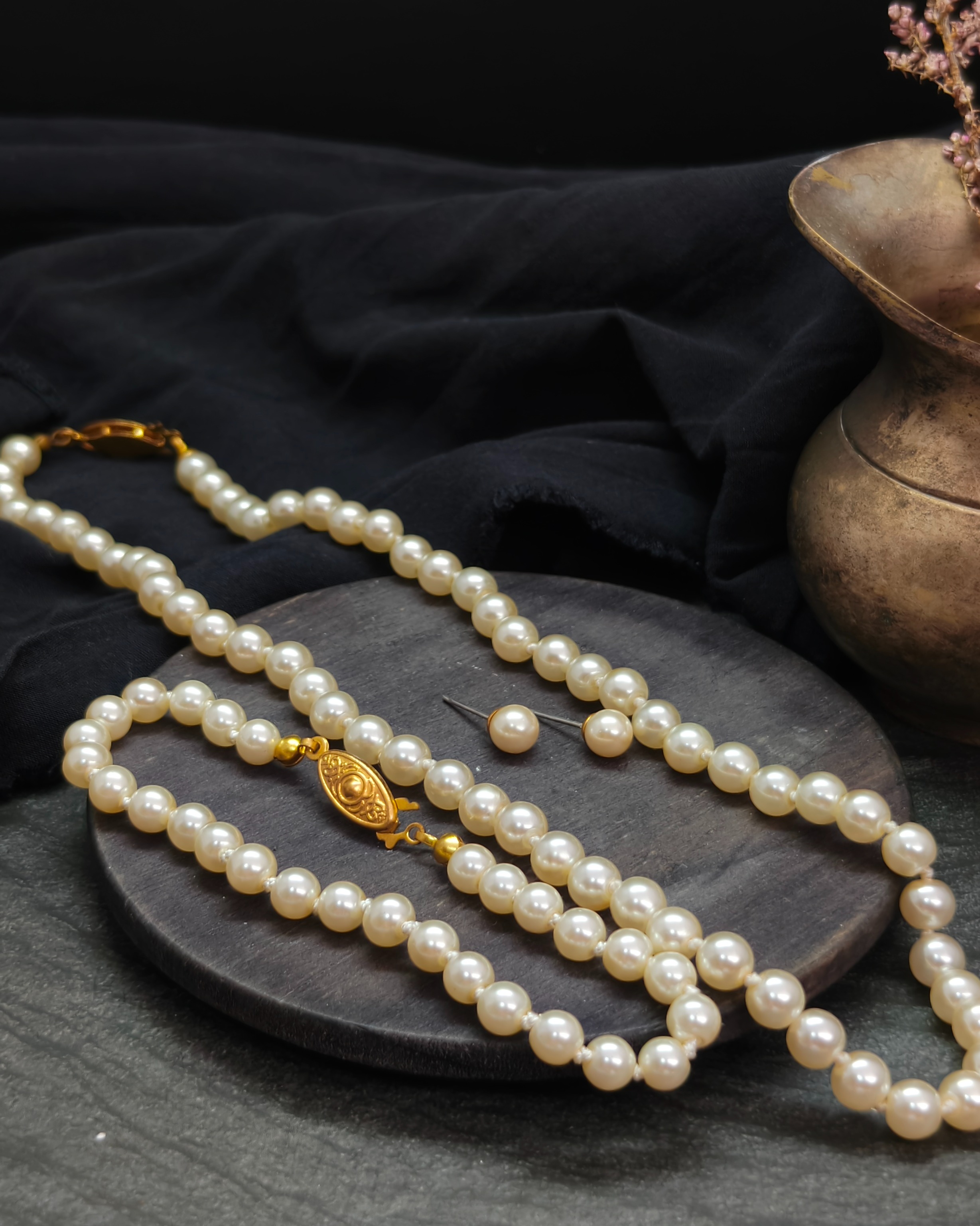 Vintage set with necklace, bracelet and earrings made of artificial pearls