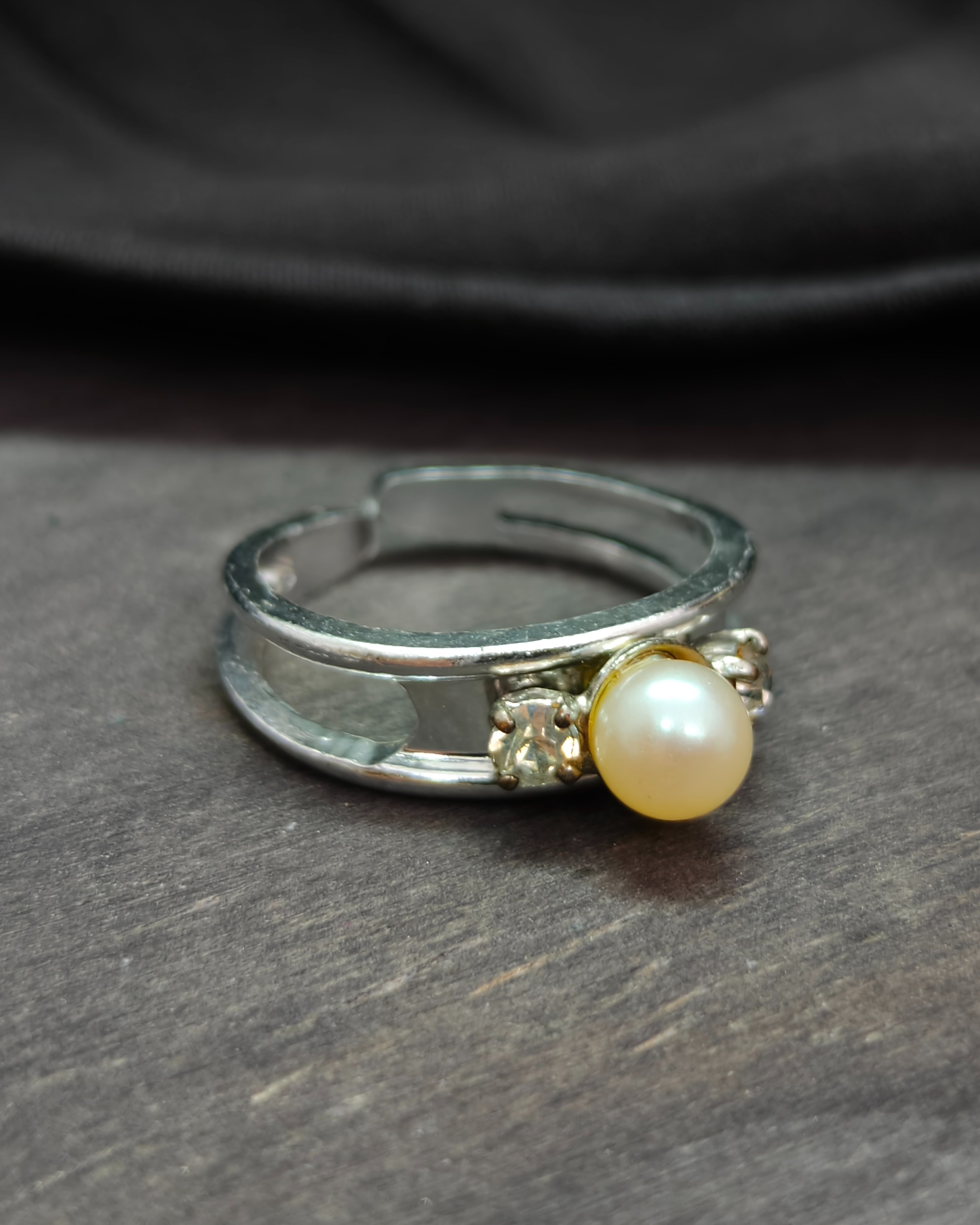Vintage ring with pearl and crystals – 1980s/90s