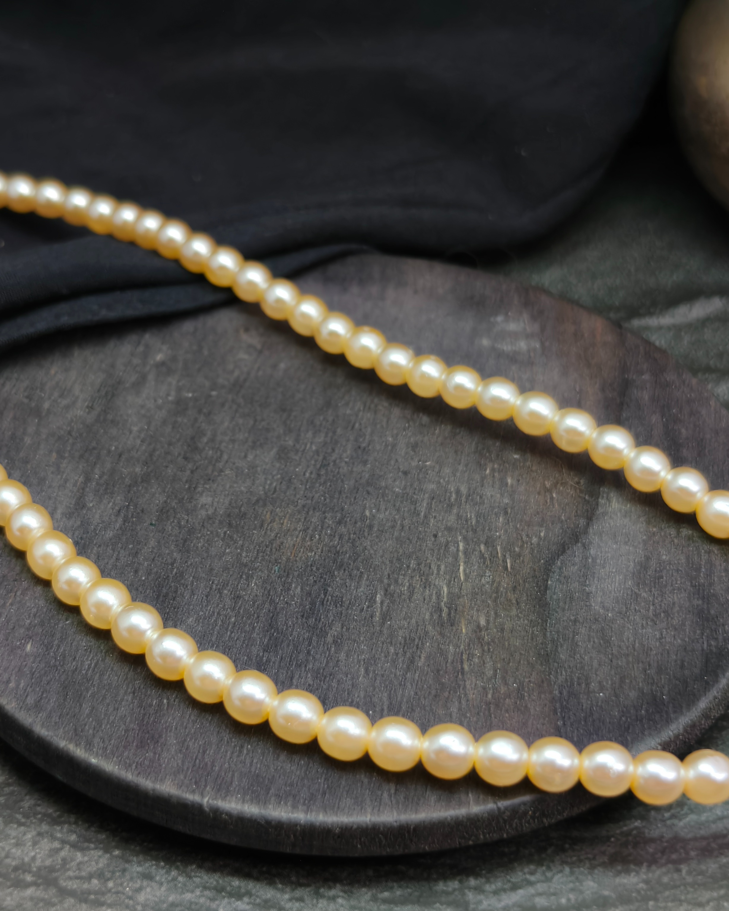 Vintage faux pearl choker, 1960s–70s