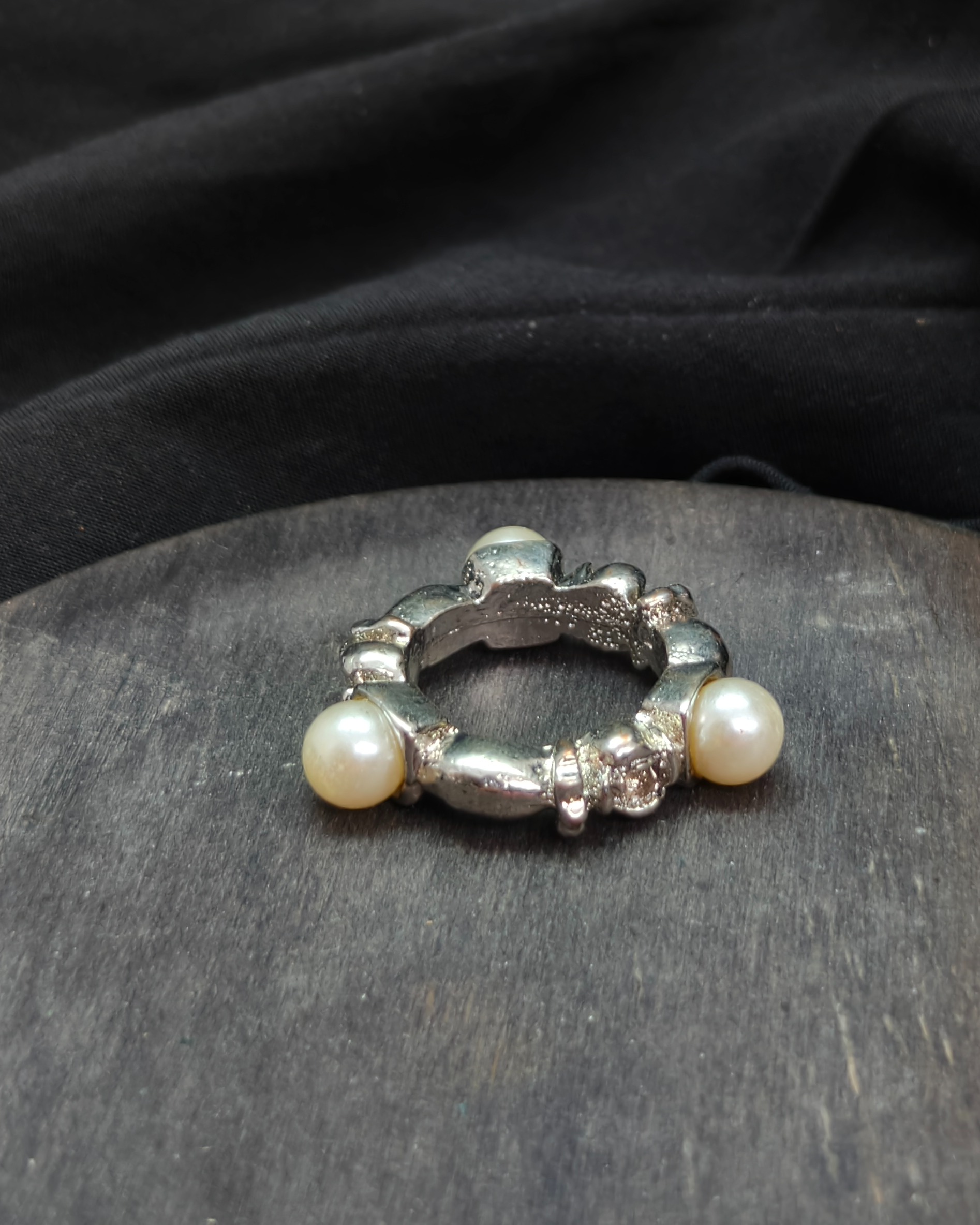 Silver-tone Y2K ring with faux pearls and roses