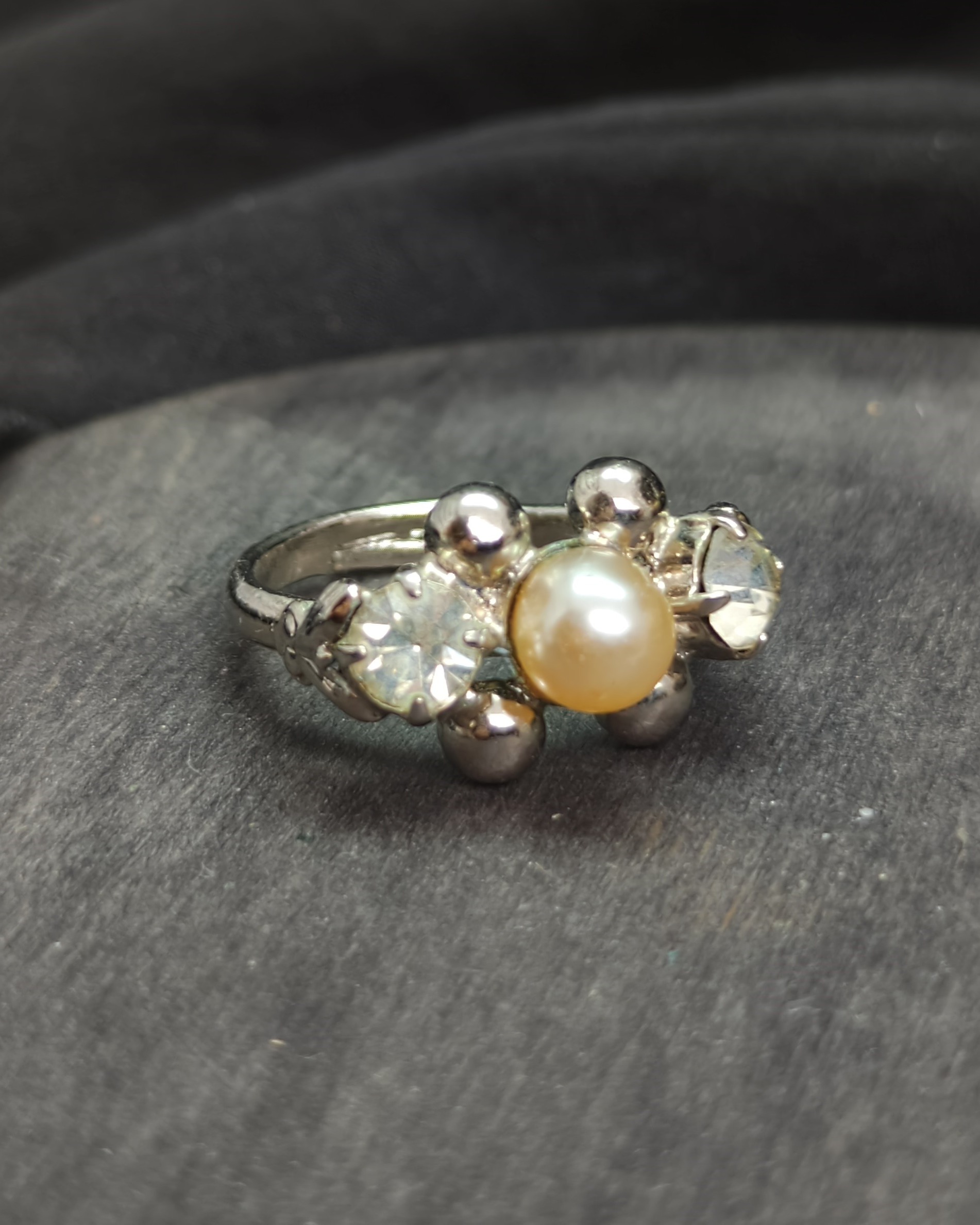 Silver-tone cocktail ring with pearl and crystals – 80s/90s