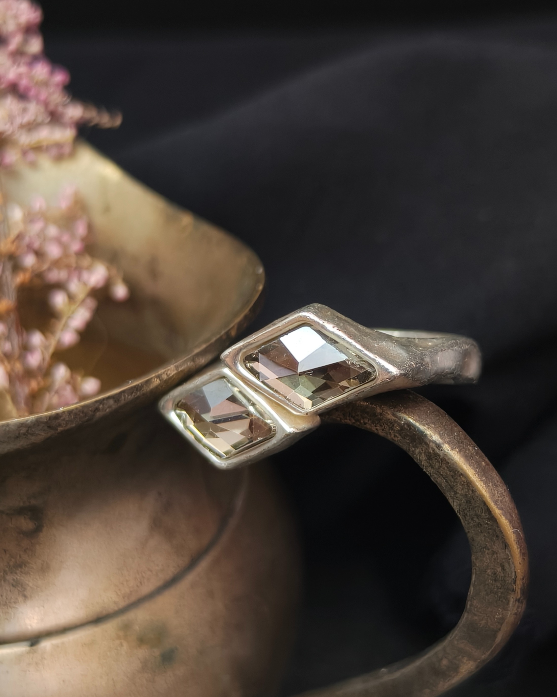 925 silver-plated ring with diamond-shaped crystals