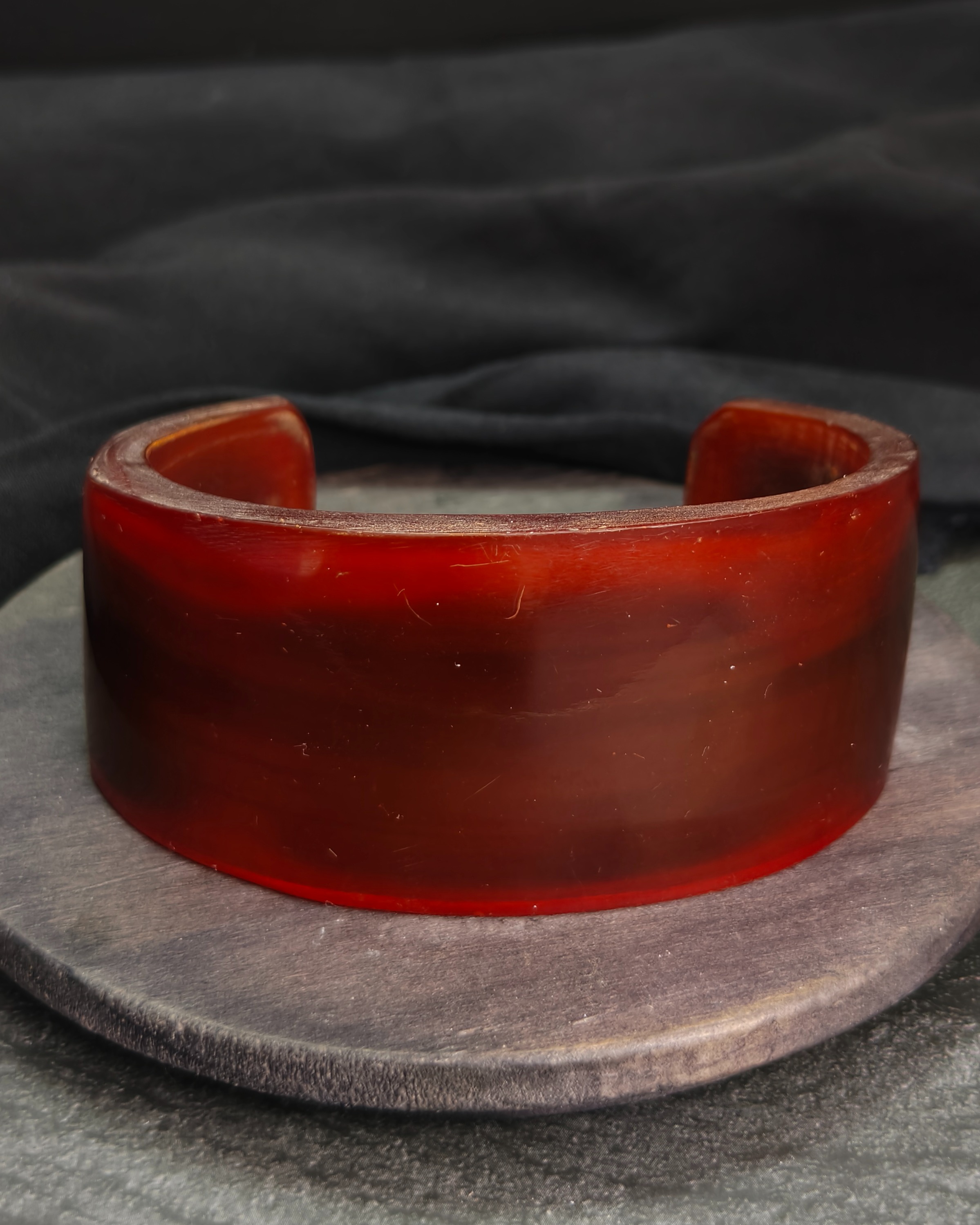 Wide vintage natural reddish buffalo horn bracelet – 1990s